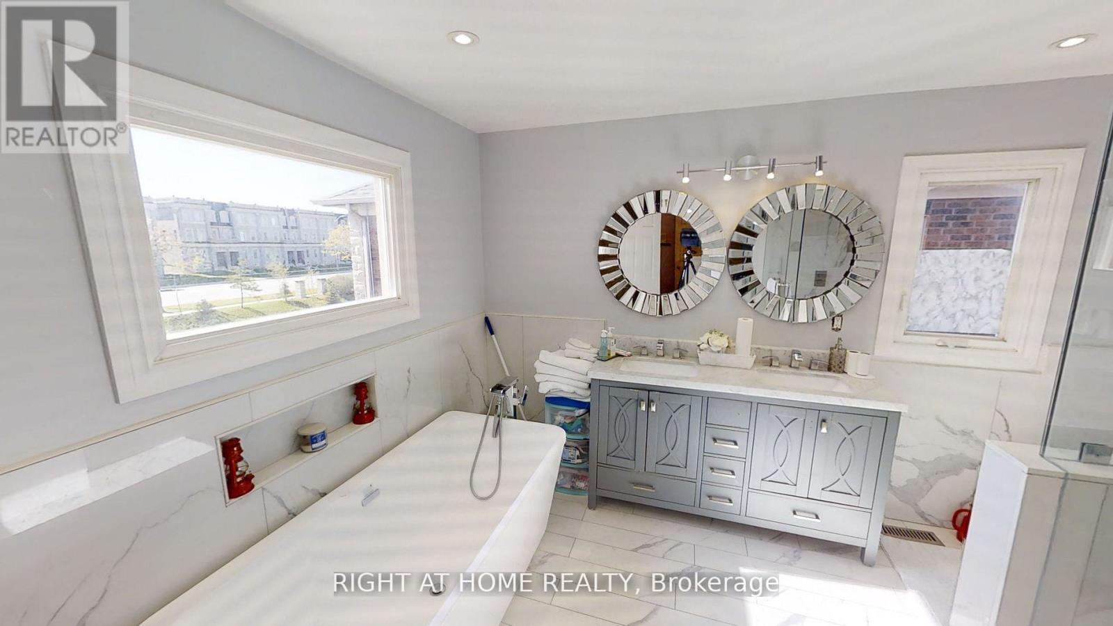 31 Northgate Crescent E, Richmond Hill, ON - Indoor Photo Showing Bathroom