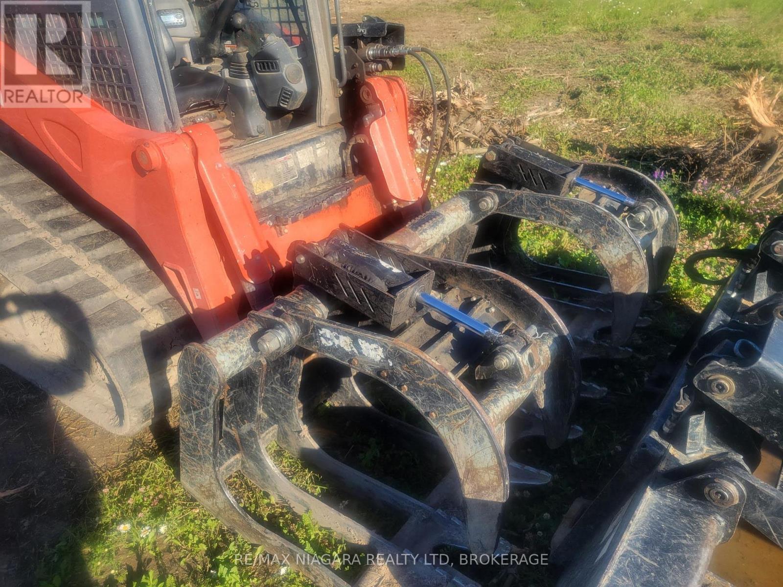 KUBOTA Grappler Attachment - 6409 Willow Road, Niagara Falls (Lyons Creek), ON