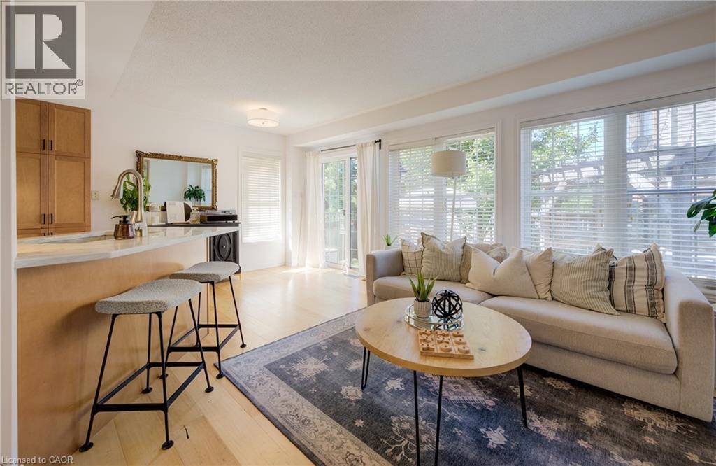 3 Golden Iris Crescent, Hamilton, ON - Indoor Photo Showing Living Room
