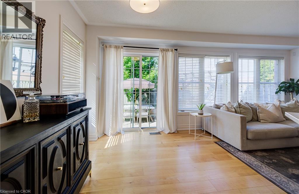 3 Golden Iris Crescent, Hamilton, ON - Indoor Photo Showing Living Room