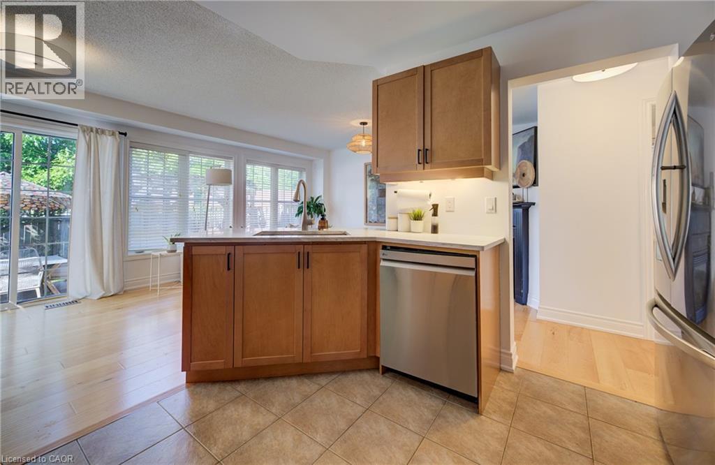 3 Golden Iris Crescent, Hamilton, ON - Indoor Photo Showing Kitchen With Stainless Steel Kitchen