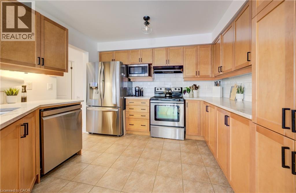 3 Golden Iris Crescent, Hamilton, ON - Indoor Photo Showing Kitchen With Stainless Steel Kitchen