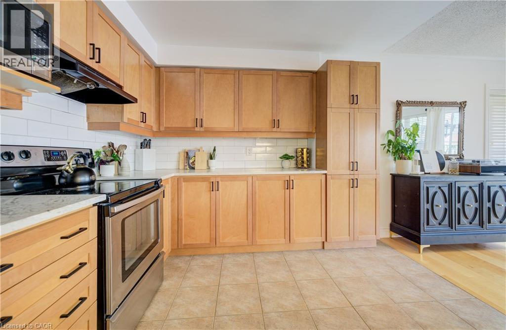 3 Golden Iris Crescent, Hamilton, ON - Indoor Photo Showing Kitchen