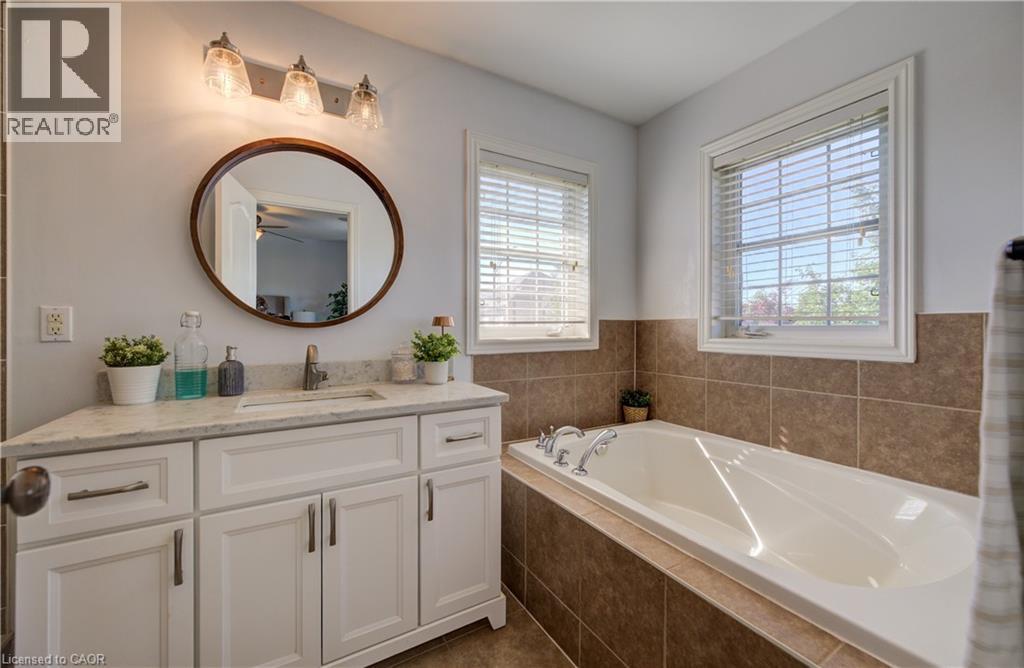 3 Golden Iris Crescent, Hamilton, ON - Indoor Photo Showing Bathroom