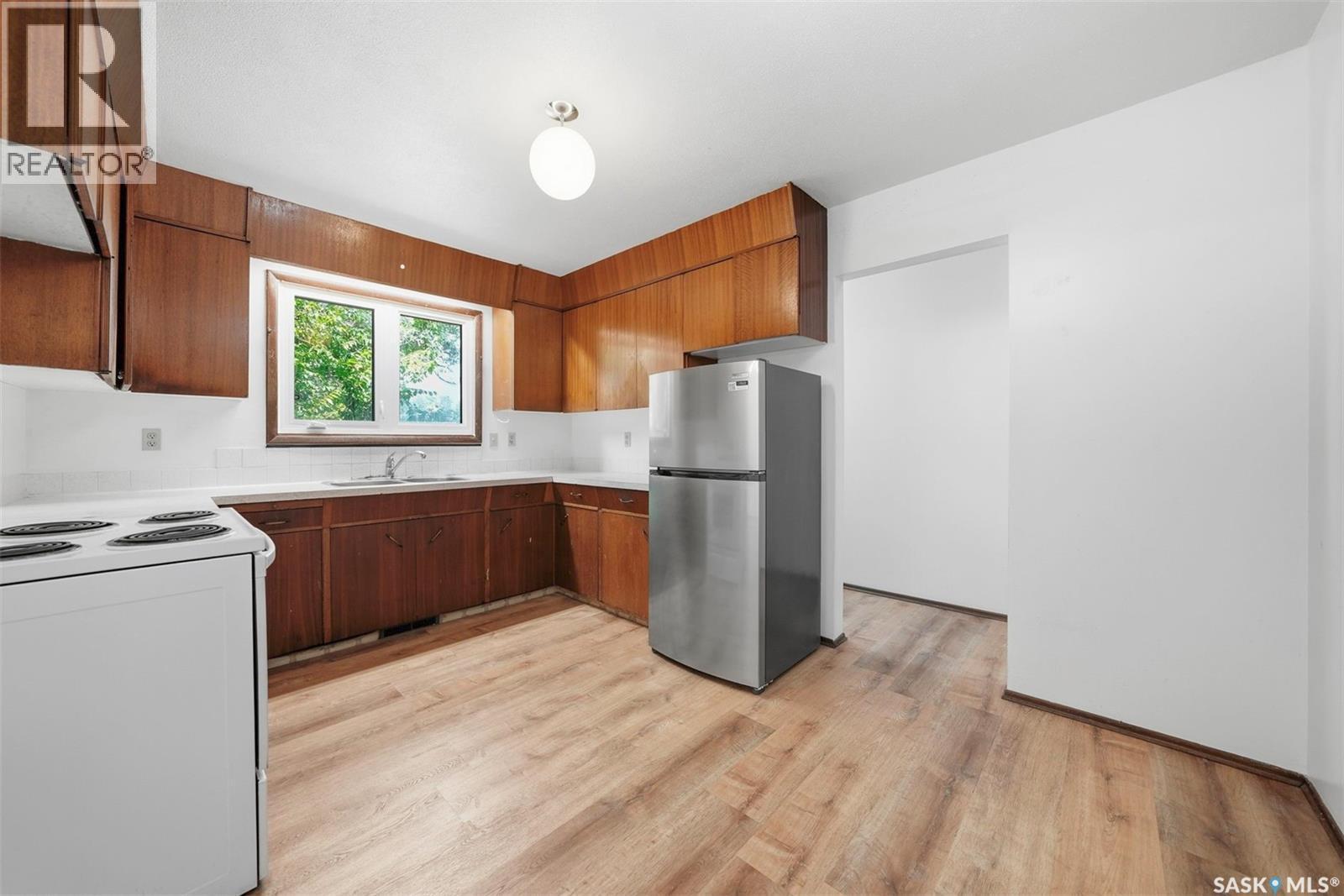 206 Carleton Drive, Saskatoon, SK - Indoor Photo Showing Kitchen