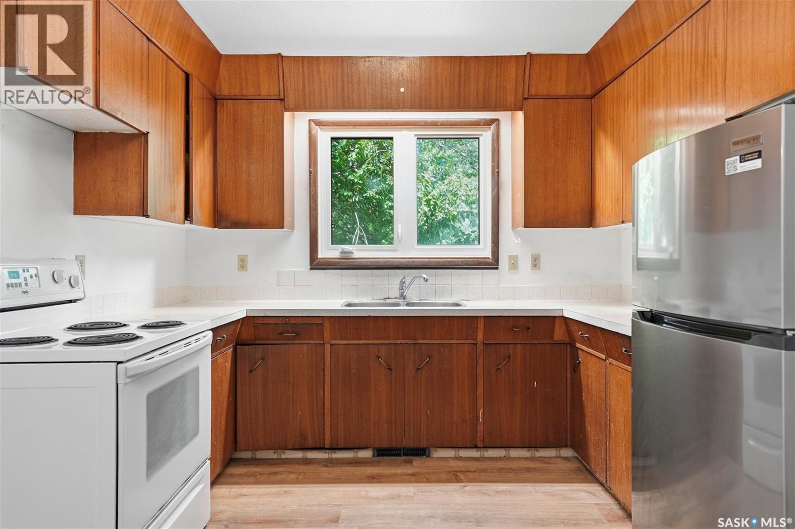 206 Carleton Drive, Saskatoon, SK - Indoor Photo Showing Kitchen With Double Sink
