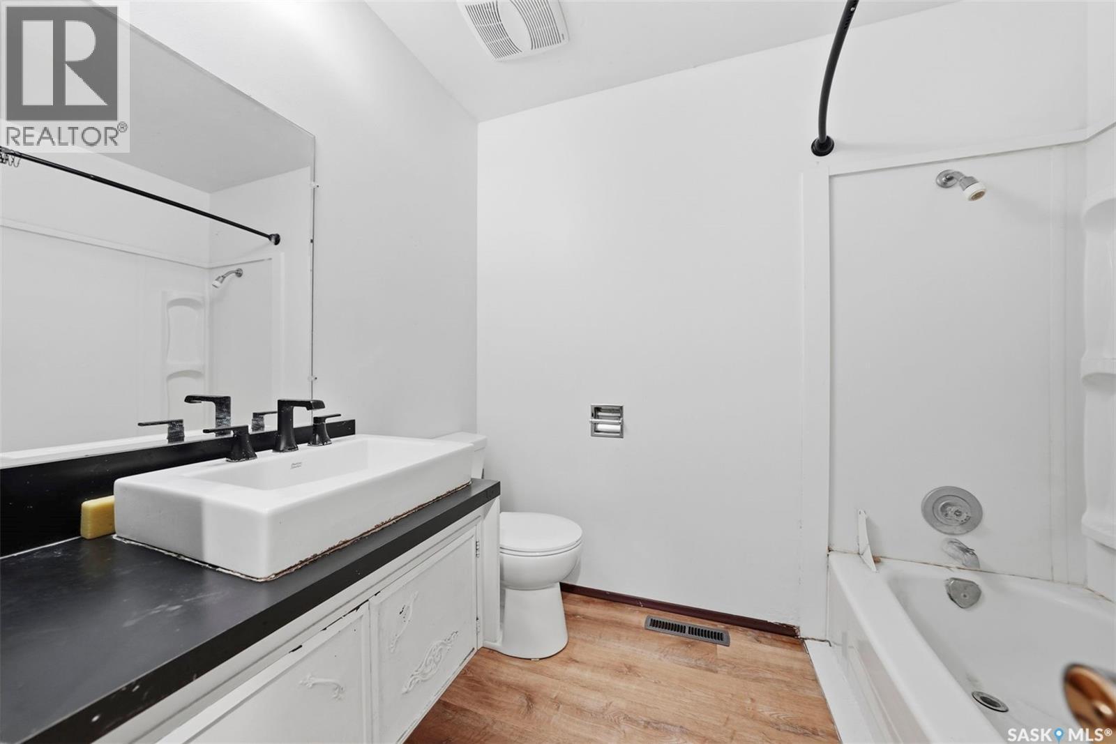 206 Carleton Drive, Saskatoon, SK - Indoor Photo Showing Bathroom