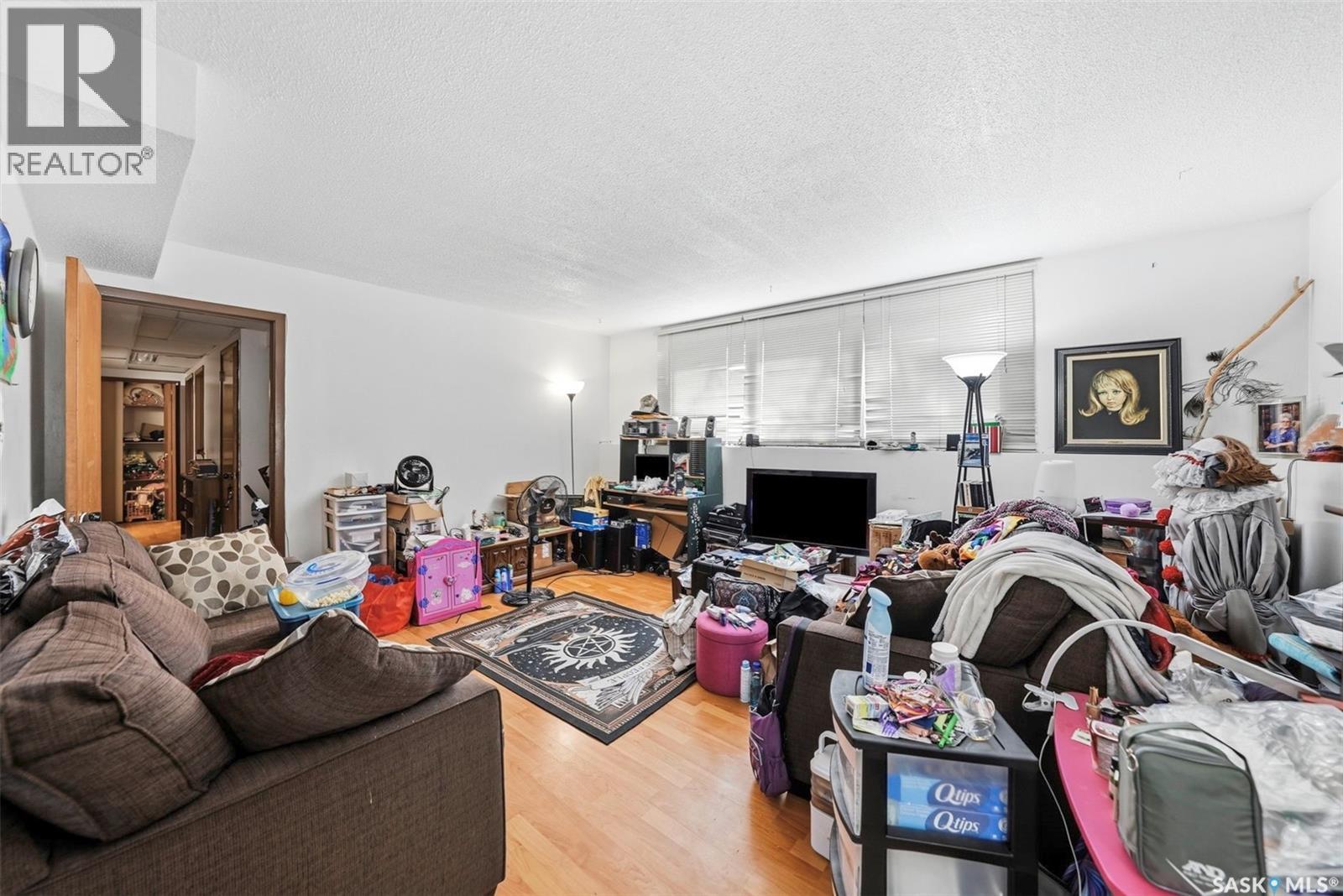 206 Carleton Drive, Saskatoon, SK - Indoor Photo Showing Living Room