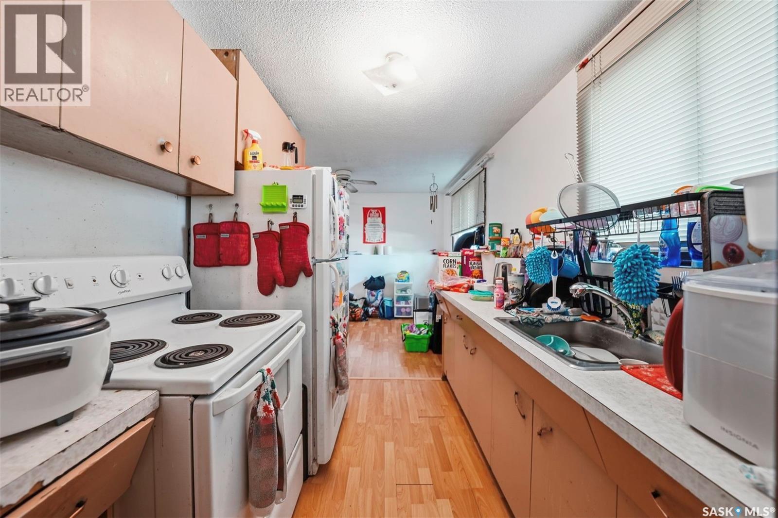 206 Carleton Drive, Saskatoon, SK - Indoor Photo Showing Kitchen