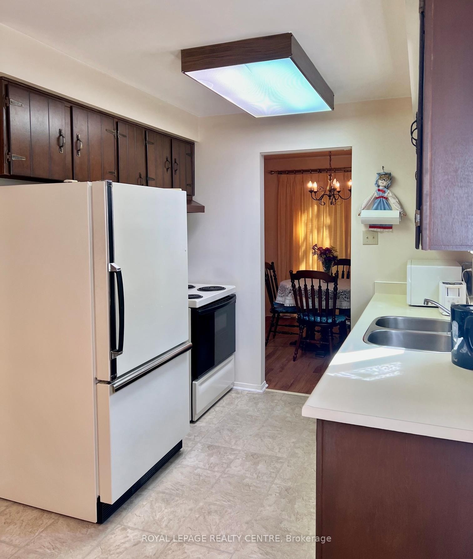 4156 Wheelwright Crescent, Mississauga, ON - Indoor Photo Showing Kitchen With Double Sink