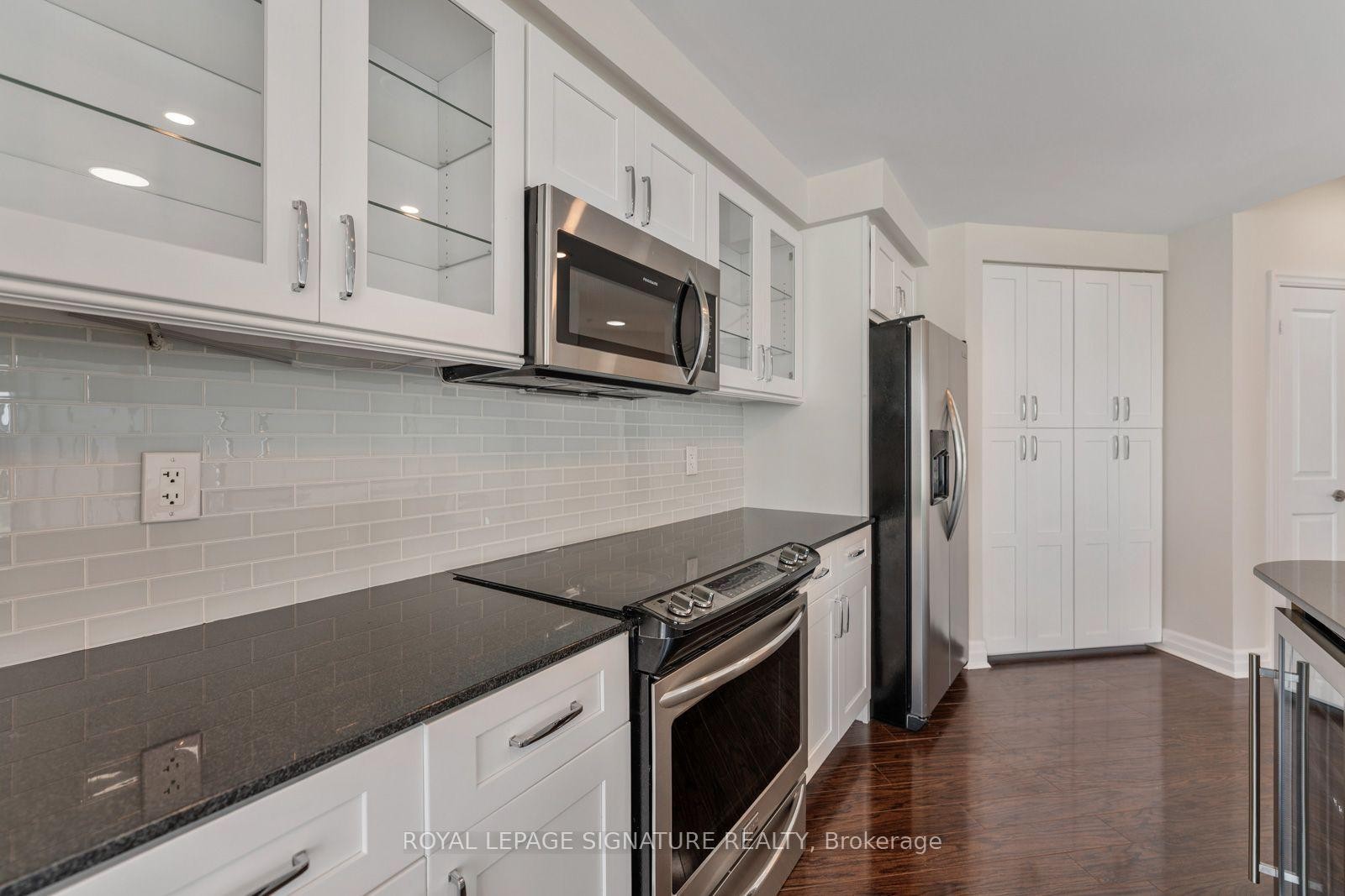 1103-58 Marine Parade Drive, Toronto, ON - Indoor Photo Showing Kitchen With Upgraded Kitchen