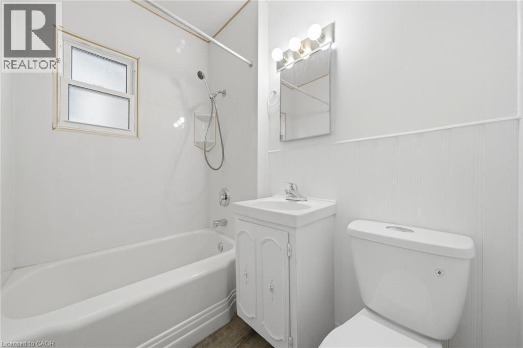 81 Cambridge Avenue, Hamilton, ON - Indoor Photo Showing Bathroom