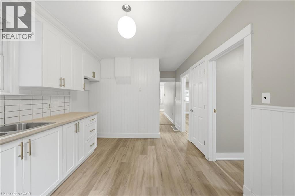 81 Cambridge Avenue, Hamilton, ON - Indoor Photo Showing Kitchen