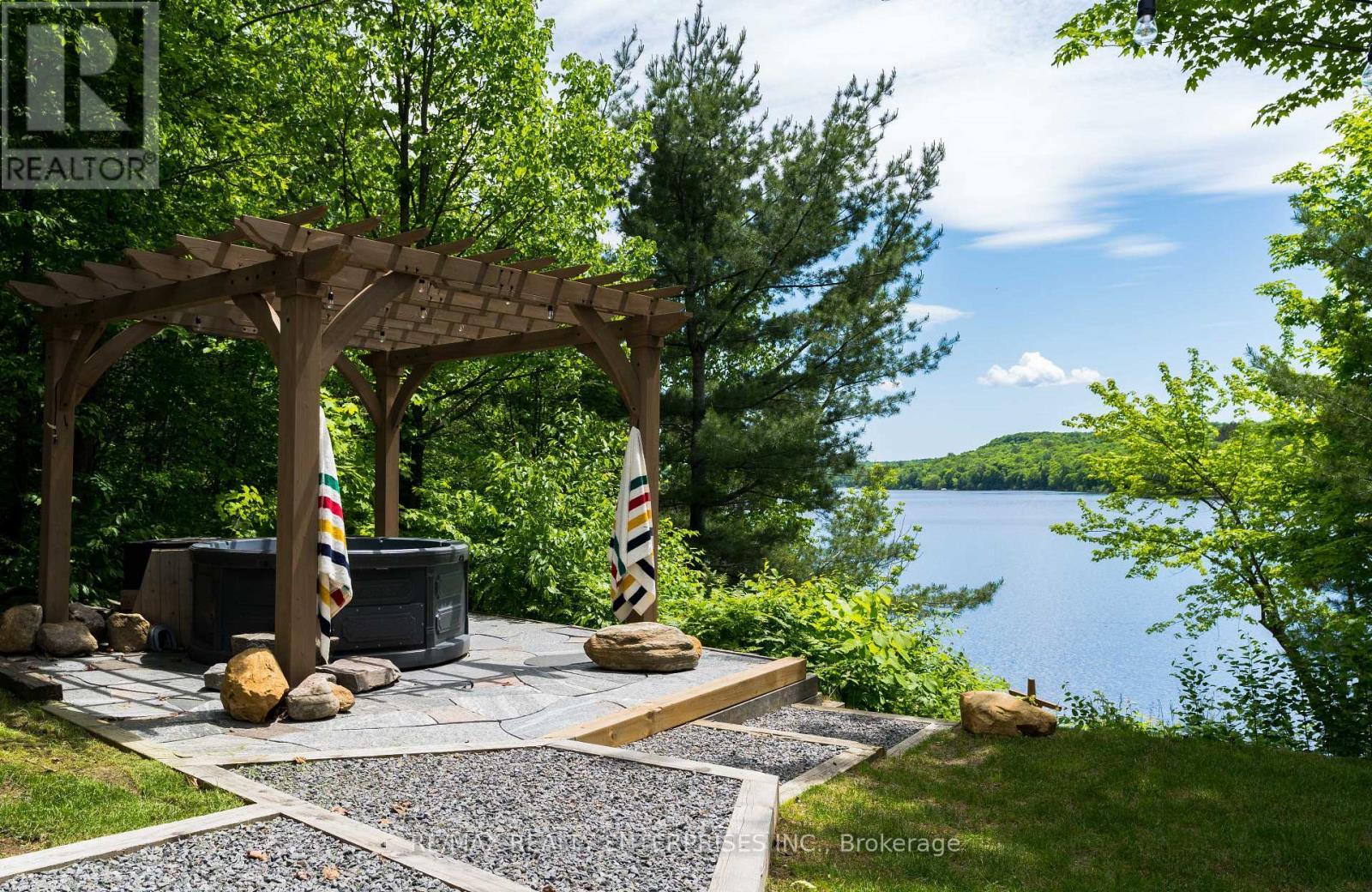 Hot tub with lake view - 140 Rachels Lane, Huntsville, ON - Outdoor With Body Of Water