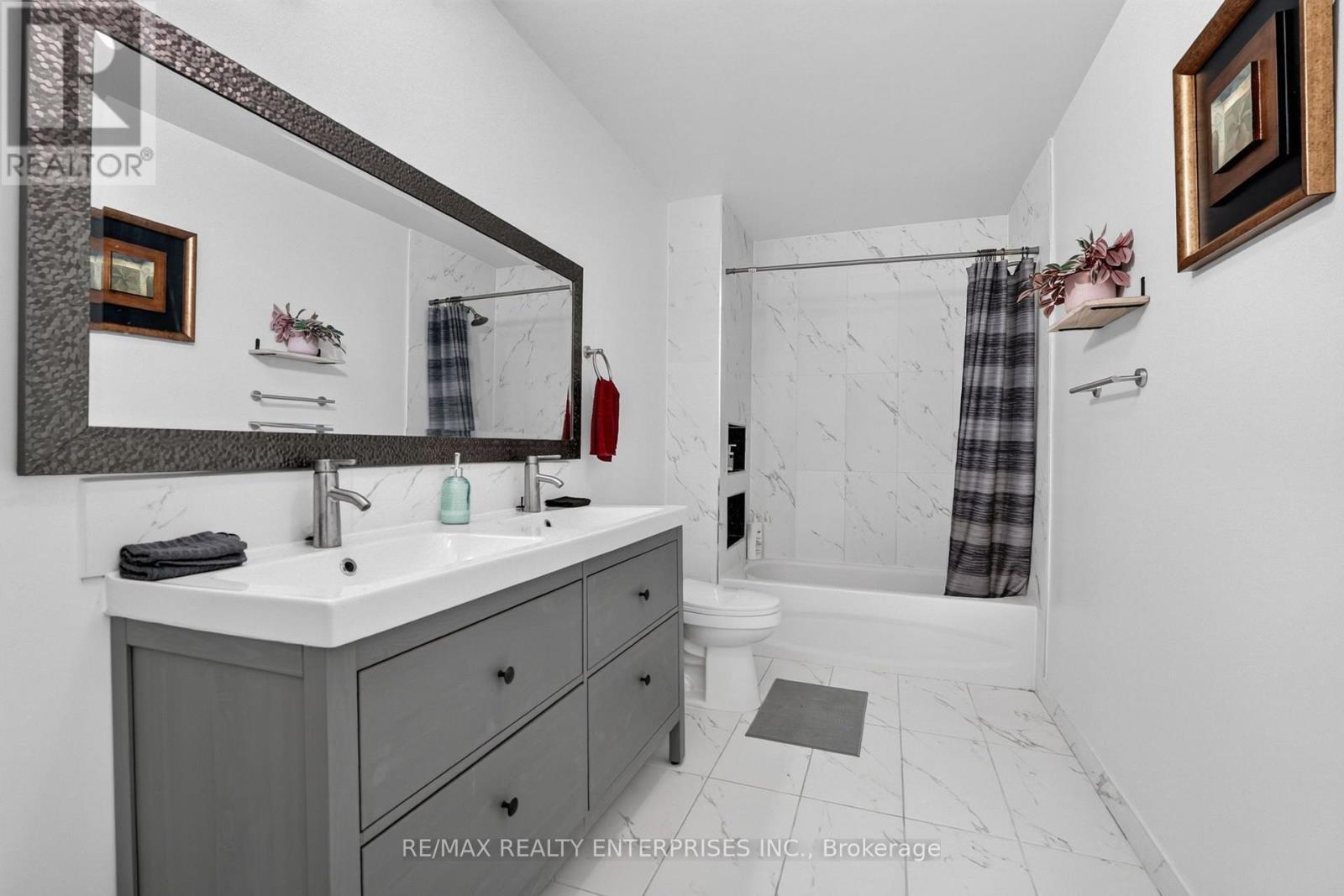 24 Charles Street, Port Colborne, ON - Indoor Photo Showing Bathroom