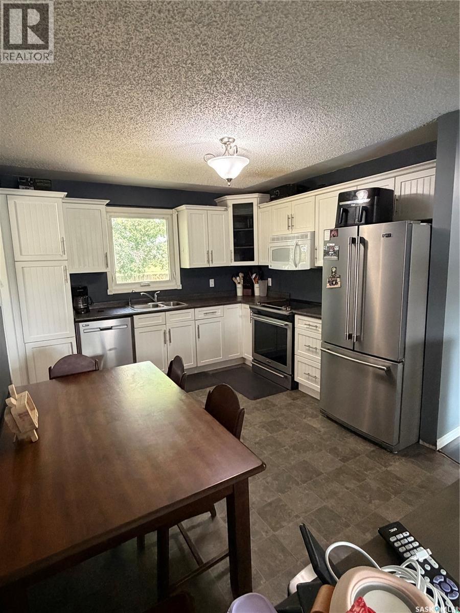 348 Myrtle Avenue, Yorkton, SK - Indoor Photo Showing Kitchen