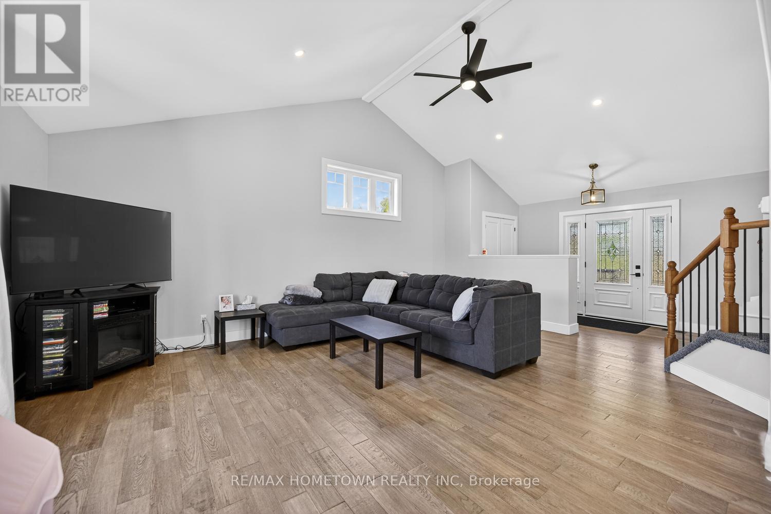 7208 Stevenson Road, Elizabethtown-Kitley, ON - Indoor Photo Showing Living Room