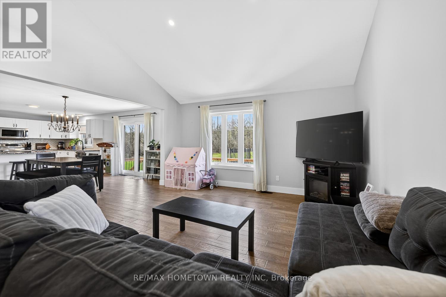 7208 Stevenson Road, Elizabethtown-Kitley, ON - Indoor Photo Showing Living Room
