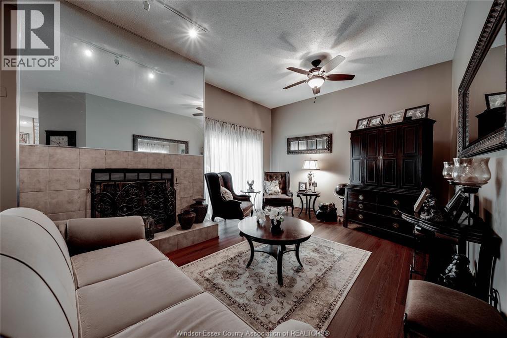 110 Marine Drive Unit# 3, Tecumseh, ON - Indoor Photo Showing Living Room