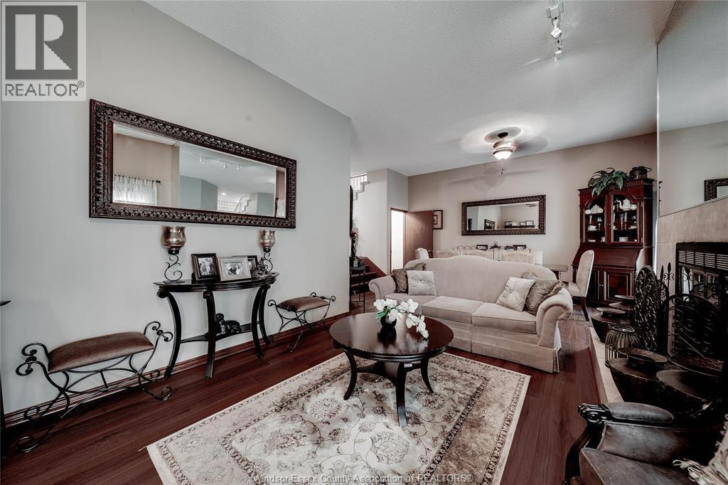 110 Marine Drive Unit# 3, Tecumseh, ON - Indoor Photo Showing Living Room