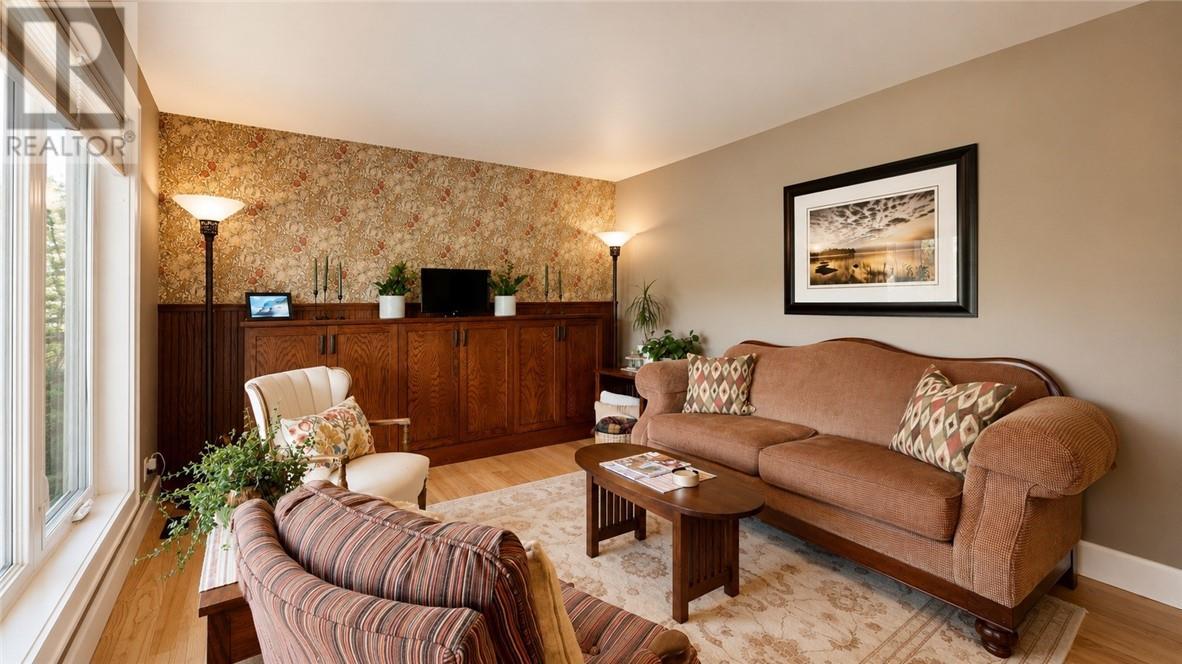 8 Mcquarrie Blvd., Gore Bay, ON - Indoor Photo Showing Living Room