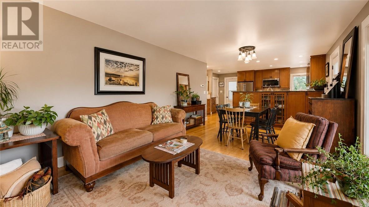 8 Mcquarrie Blvd., Gore Bay, ON - Indoor Photo Showing Living Room
