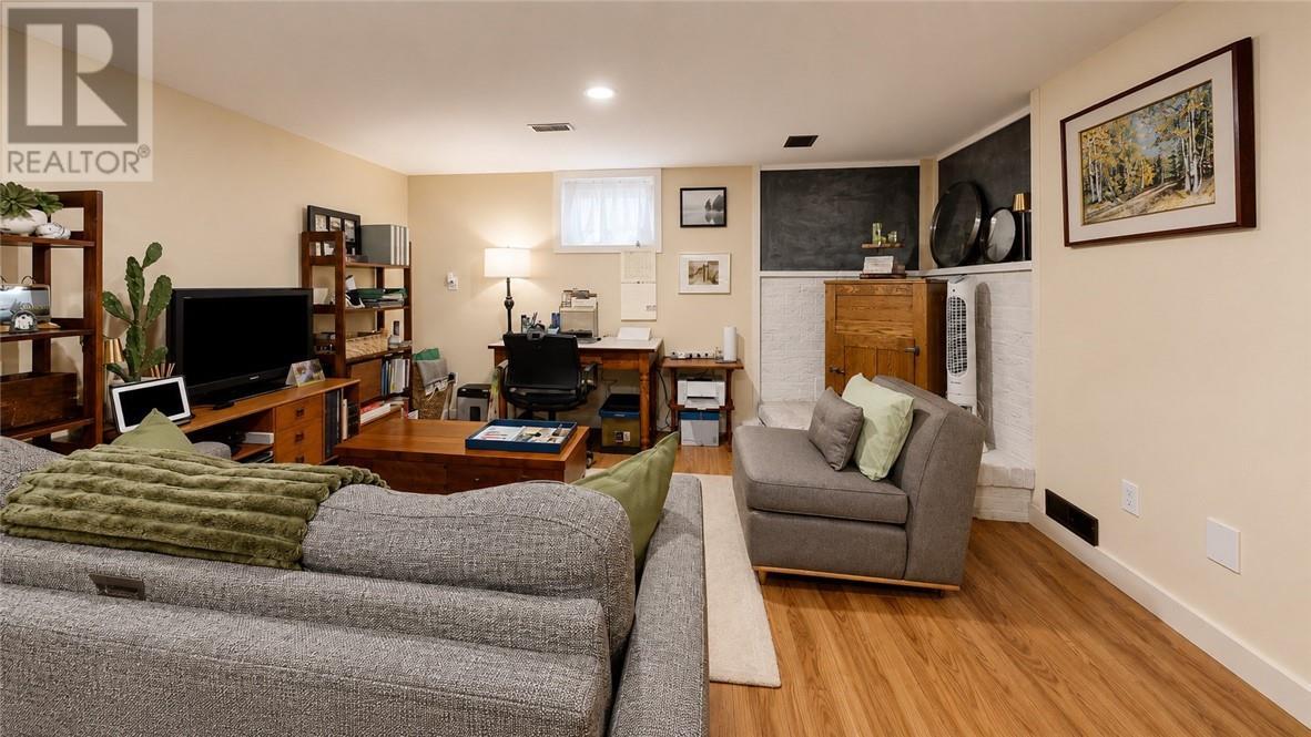 8 Mcquarrie Blvd., Gore Bay, ON - Indoor Photo Showing Living Room