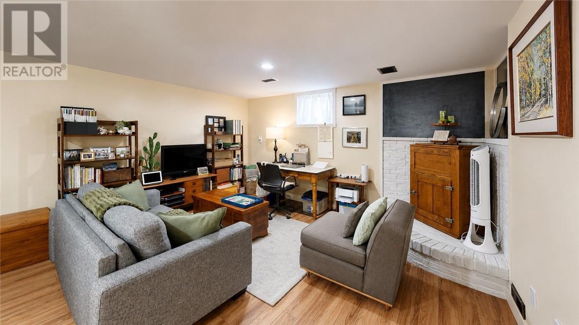 8 Mcquarrie Blvd., Gore Bay, ON - Indoor Photo Showing Living Room