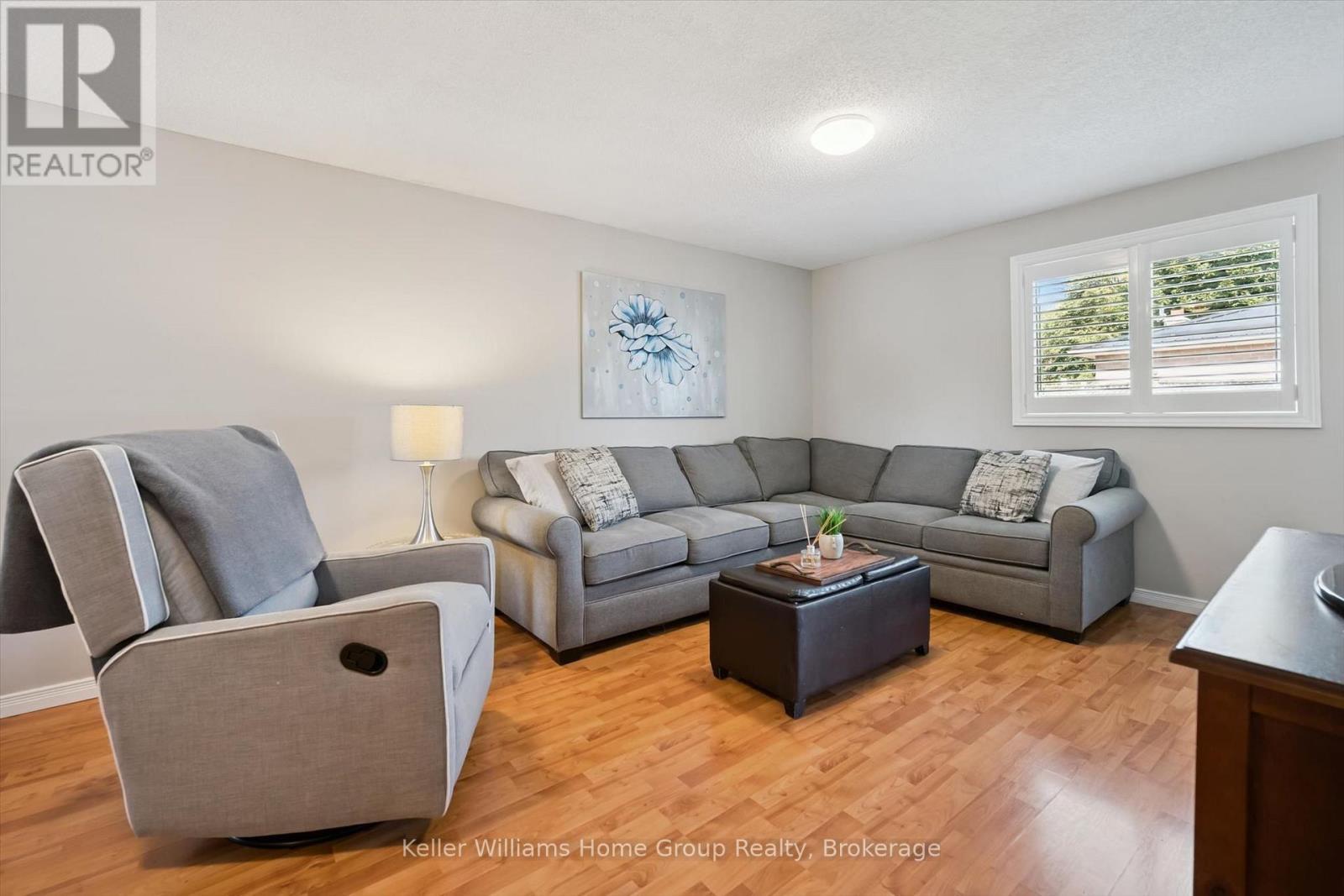 395 Strathallan Street, Centre Wellington (Fergus), ON - Indoor Photo Showing Living Room