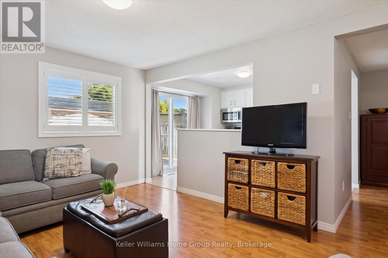 395 Strathallan Street, Centre Wellington (Fergus), ON - Indoor Photo Showing Living Room
