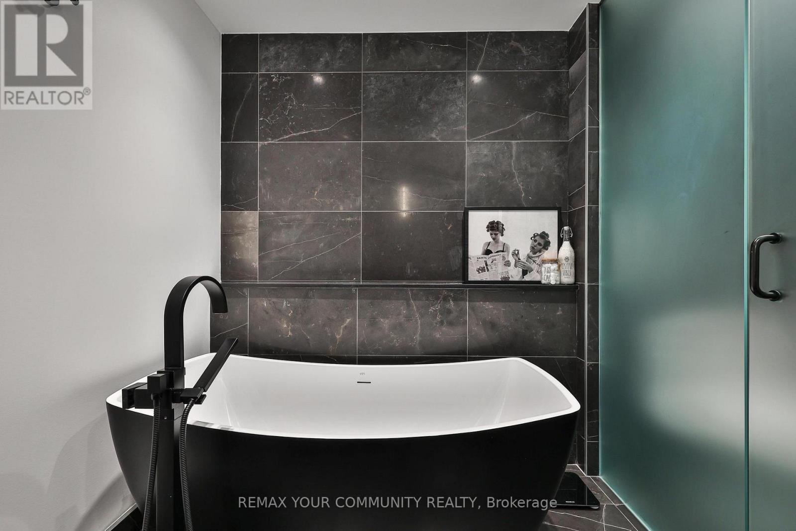 208 - 280 Howland Avenue, Toronto, ON - Indoor Photo Showing Bathroom