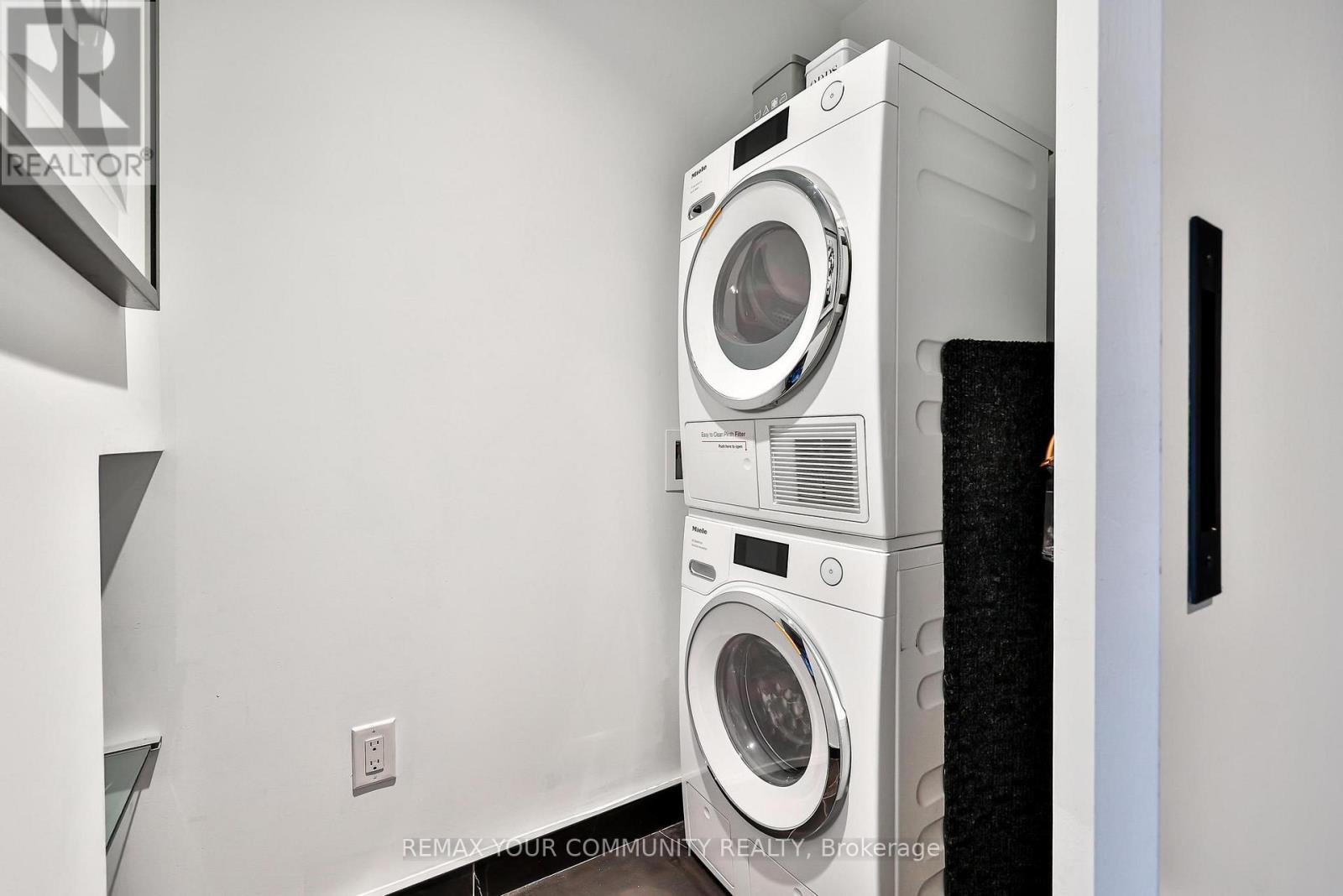 208 - 280 Howland Avenue, Toronto, ON - Indoor Photo Showing Laundry Room
