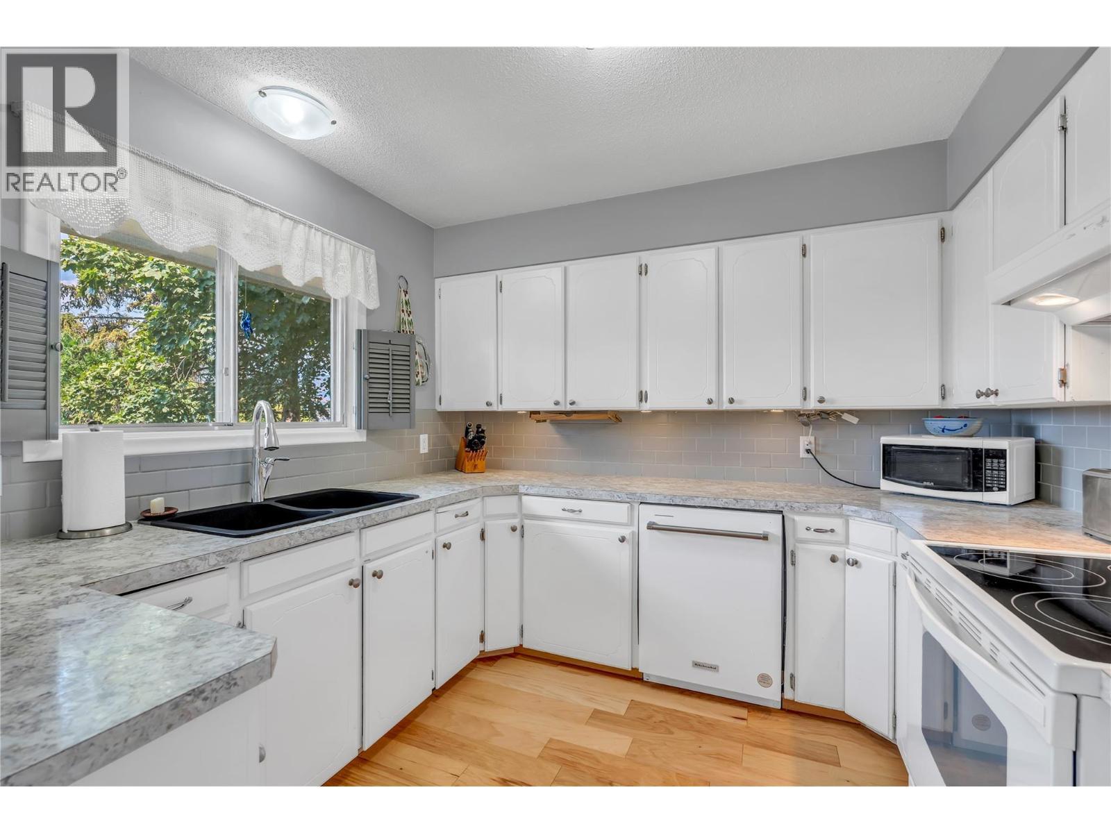 707 Ross Avenue, Penticton, BC - Indoor Photo Showing Kitchen With Double Sink