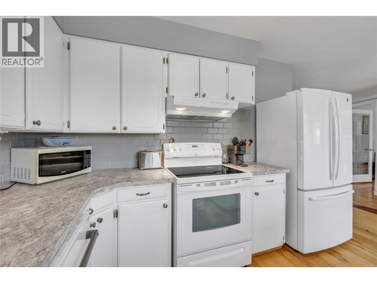 707 Ross Avenue, Penticton, BC - Indoor Photo Showing Kitchen