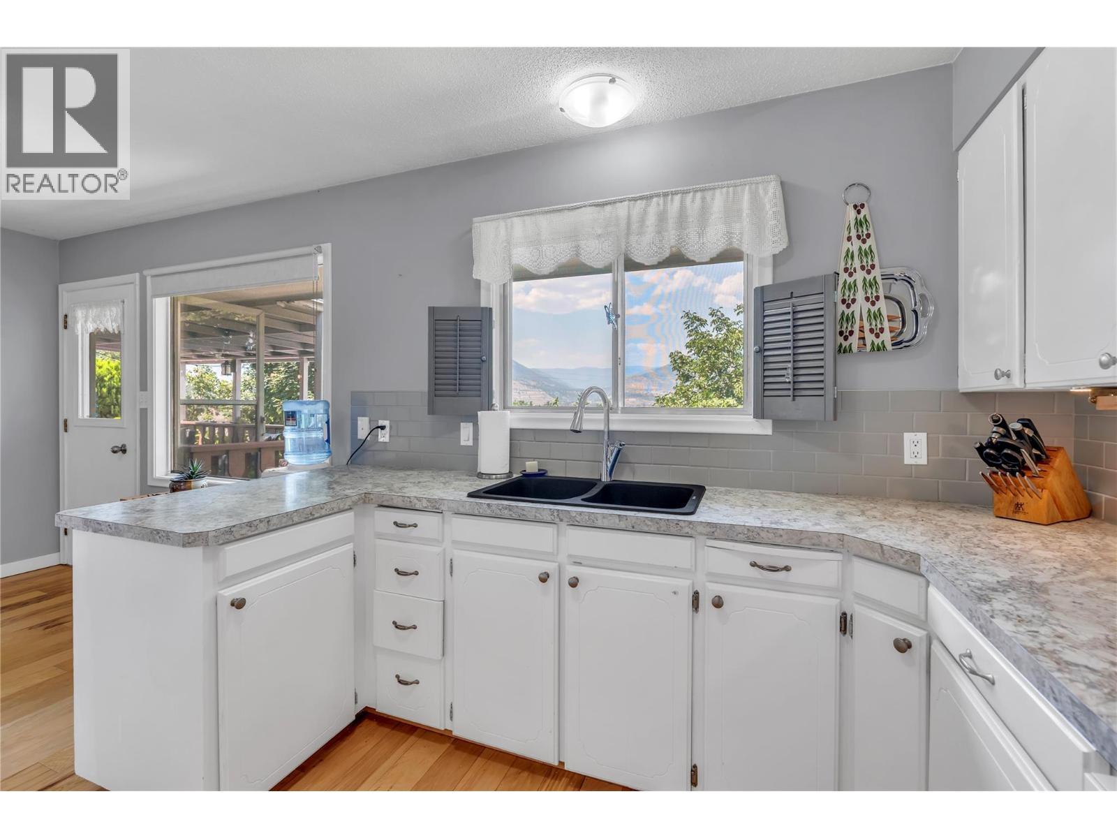 707 Ross Avenue, Penticton, BC - Indoor Photo Showing Kitchen With Double Sink