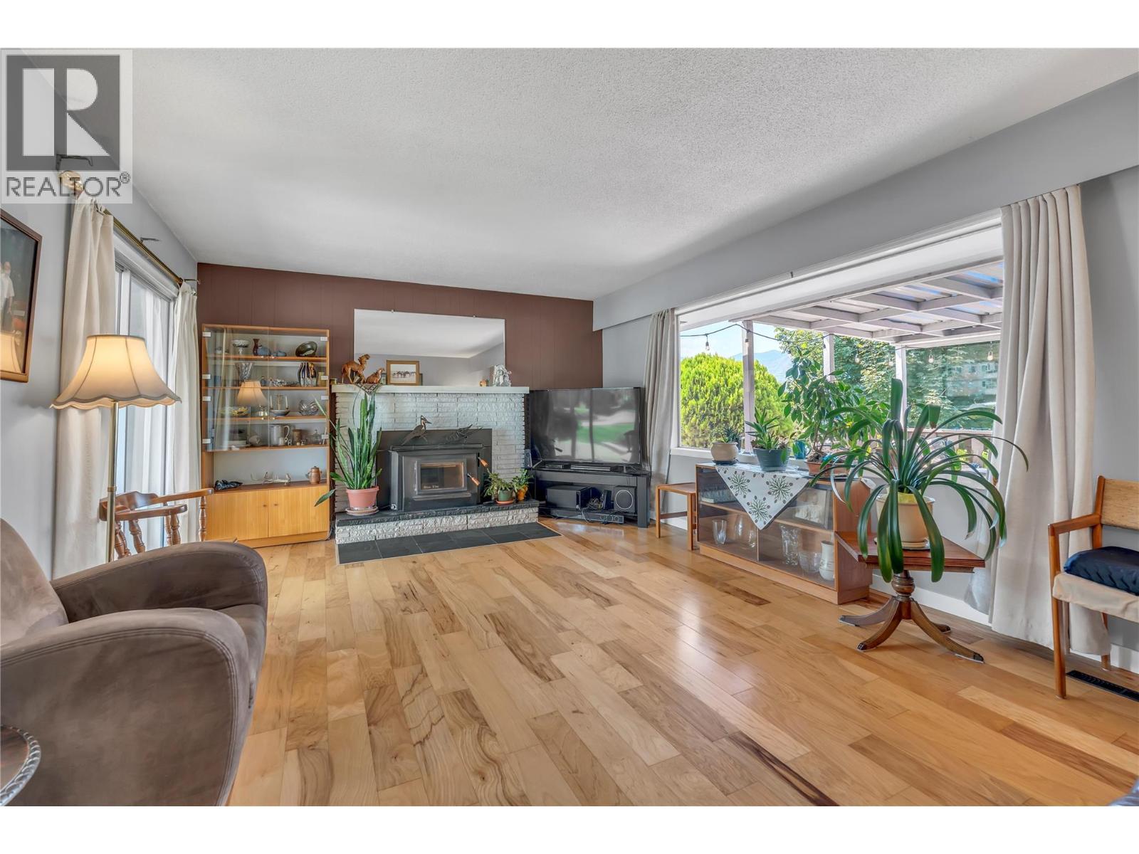 707 Ross Avenue, Penticton, BC - Indoor Photo Showing Living Room With Fireplace