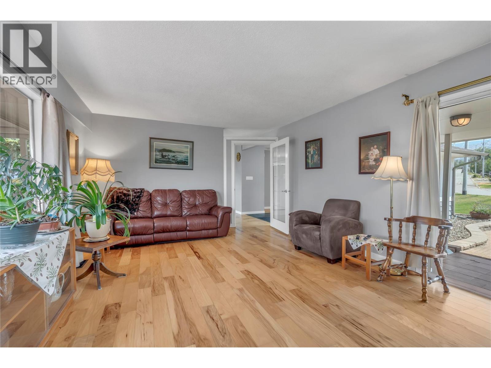 707 Ross Avenue, Penticton, BC - Indoor Photo Showing Living Room
