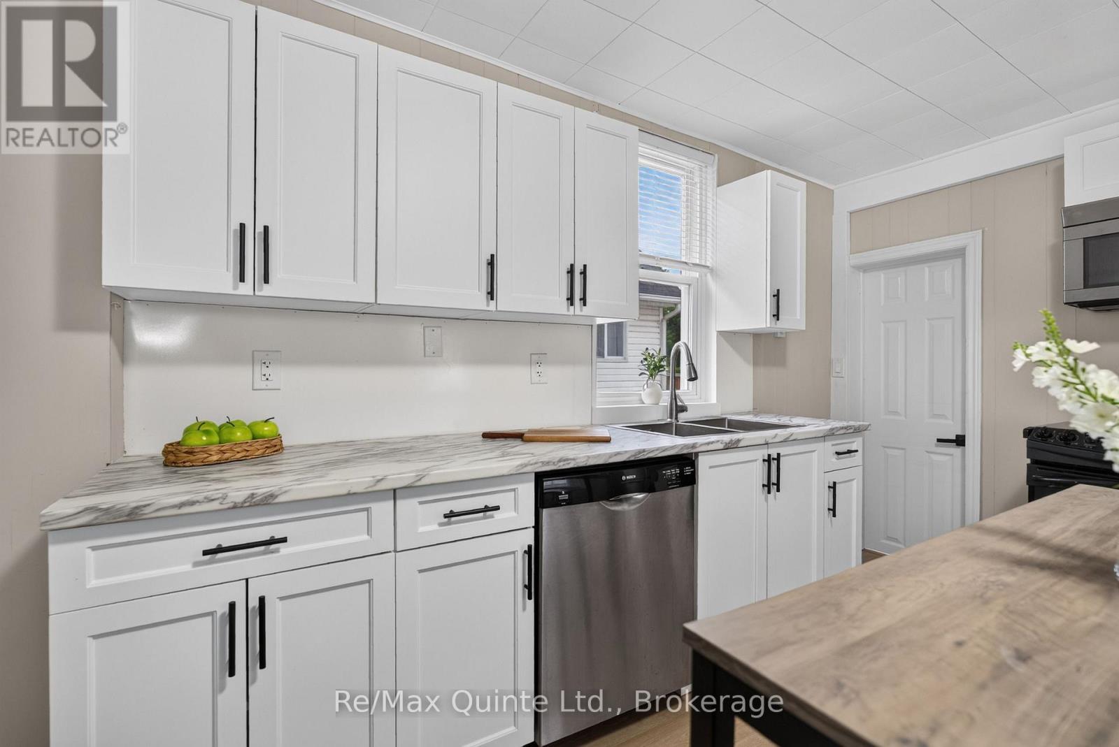 55 George Street, Belleville (Belleville Ward), ON - Indoor Photo Showing Kitchen With Double Sink