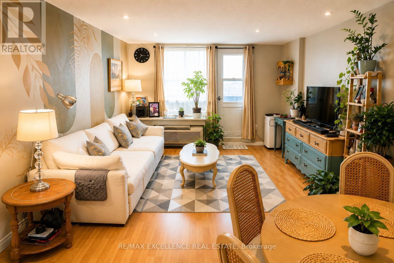 912 - 6720 Glen Erin Drive, Mississauga, ON - Indoor Photo Showing Living Room