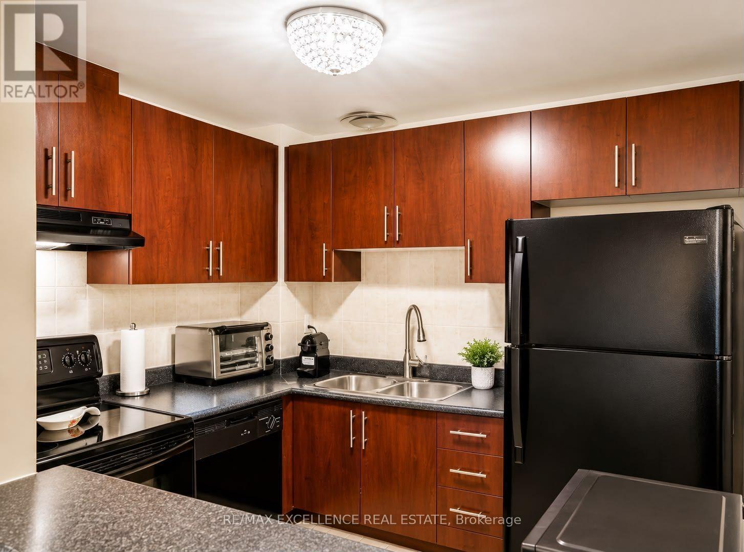 912 - 6720 Glen Erin Drive, Mississauga, ON - Indoor Photo Showing Kitchen With Double Sink
