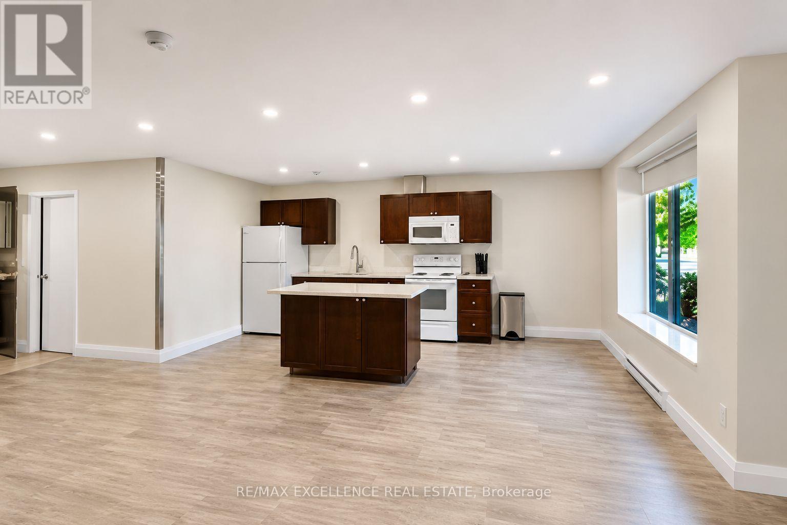 912 - 6720 Glen Erin Drive, Mississauga, ON - Indoor Photo Showing Kitchen