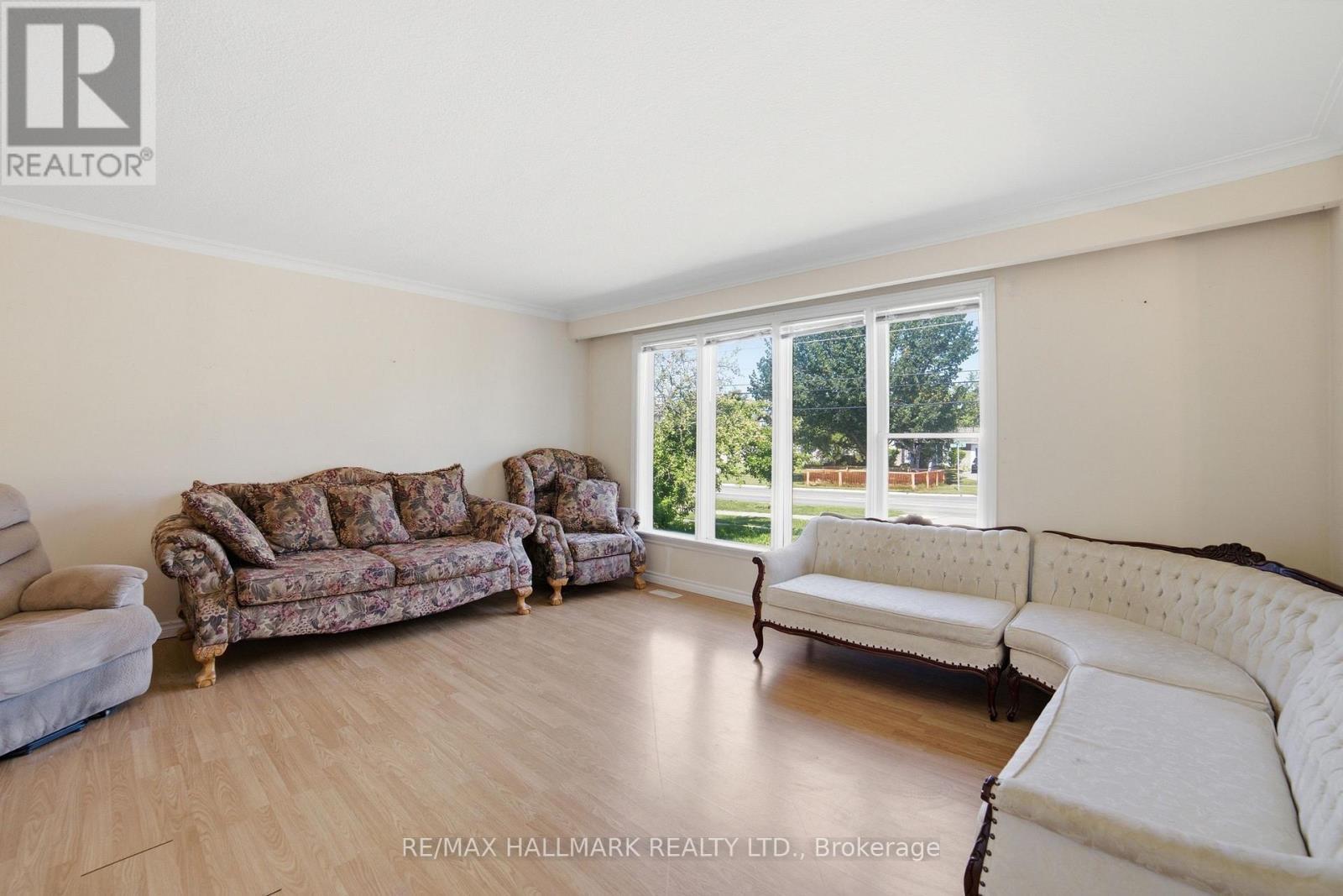 1392 Rebecca Street, Oakville, ON - Indoor Photo Showing Living Room