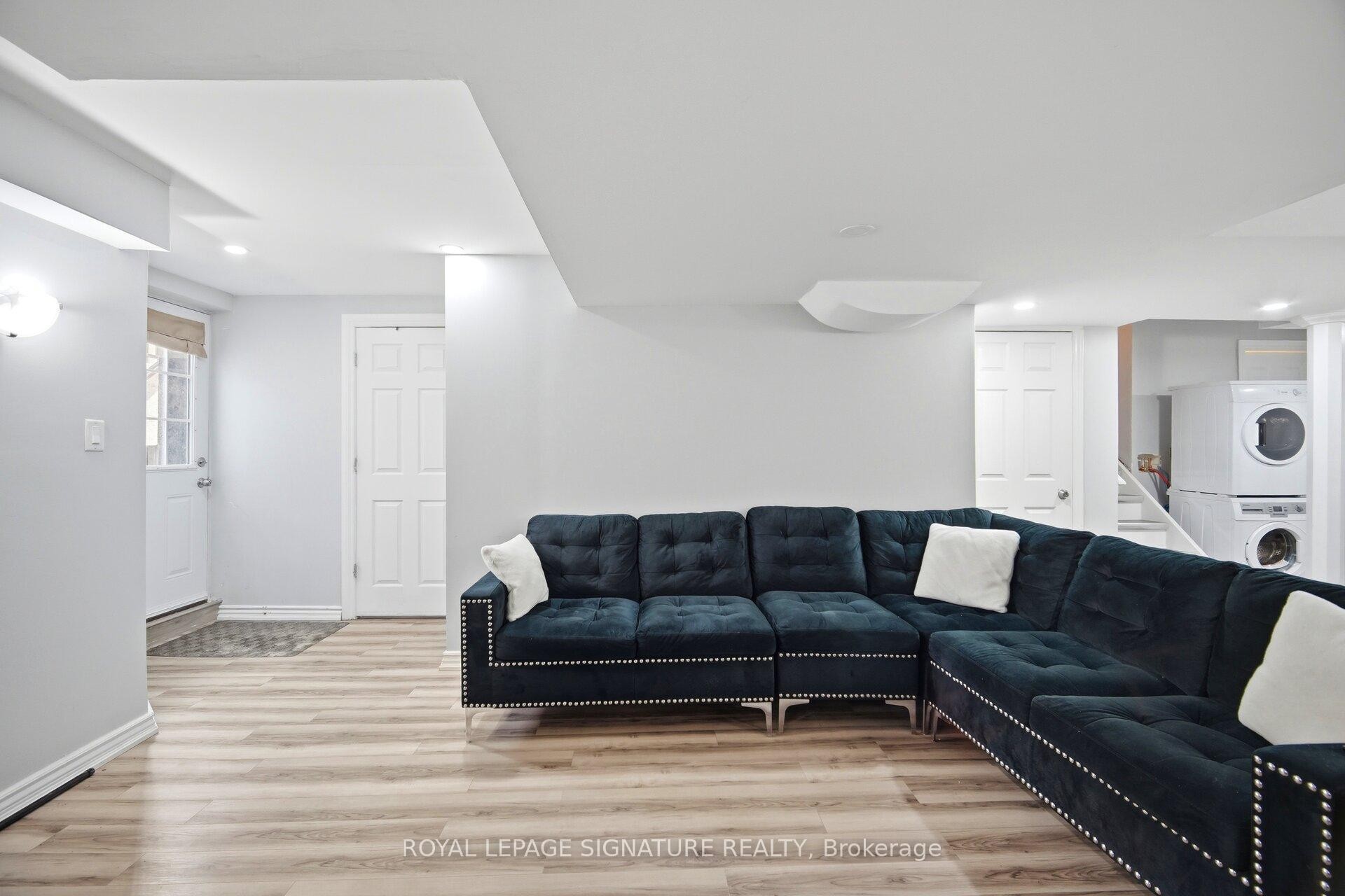 34 Nina Place N, Brampton, ON - Indoor Photo Showing Living Room