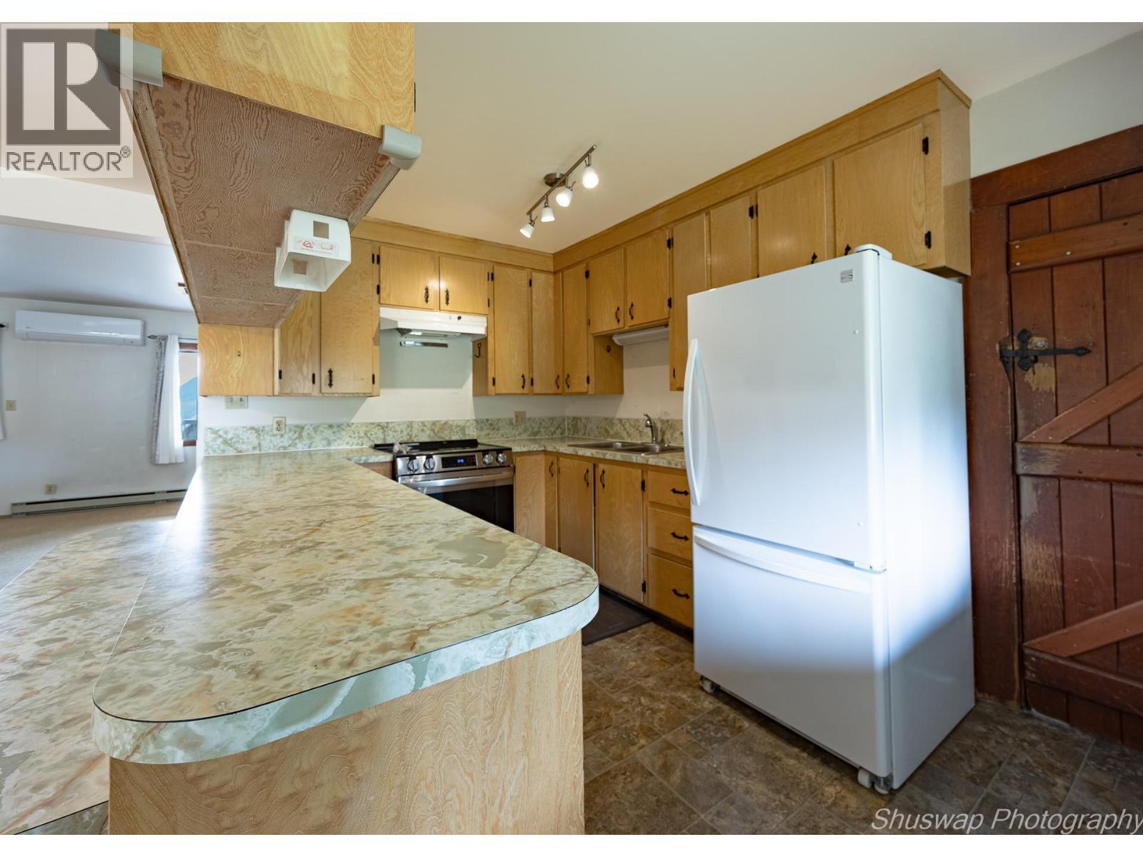 6350 Lakeshore Drive Ne, Salmon Arm, BC - Indoor Photo Showing Kitchen