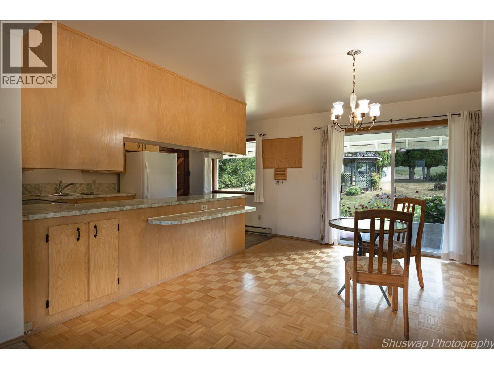 6350 Lakeshore Drive Ne, Salmon Arm, BC - Indoor