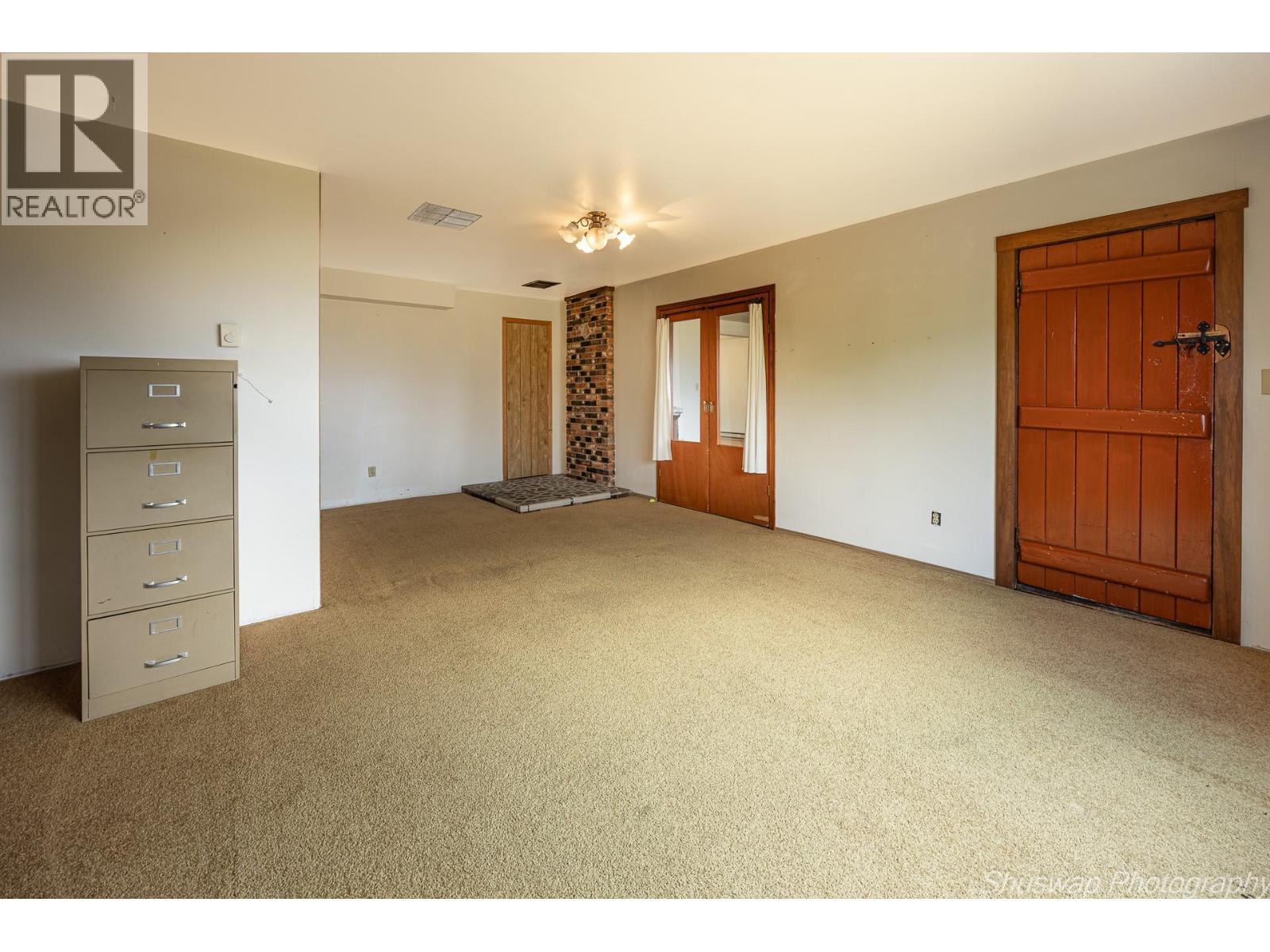 6350 Lakeshore Drive Ne, Salmon Arm, BC - Indoor Photo Showing Other Room