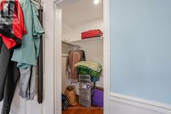Walk-in Closet -