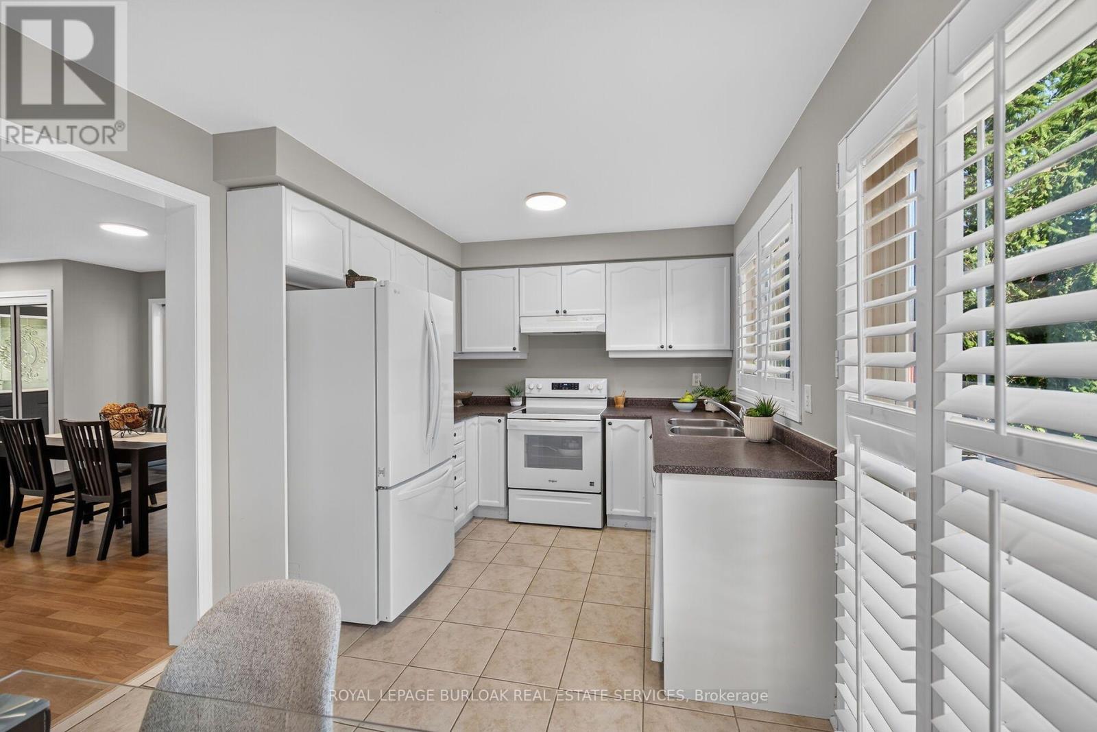 5660 Rosaline Road, Burlington, ON - Indoor Photo Showing Kitchen With Double Sink