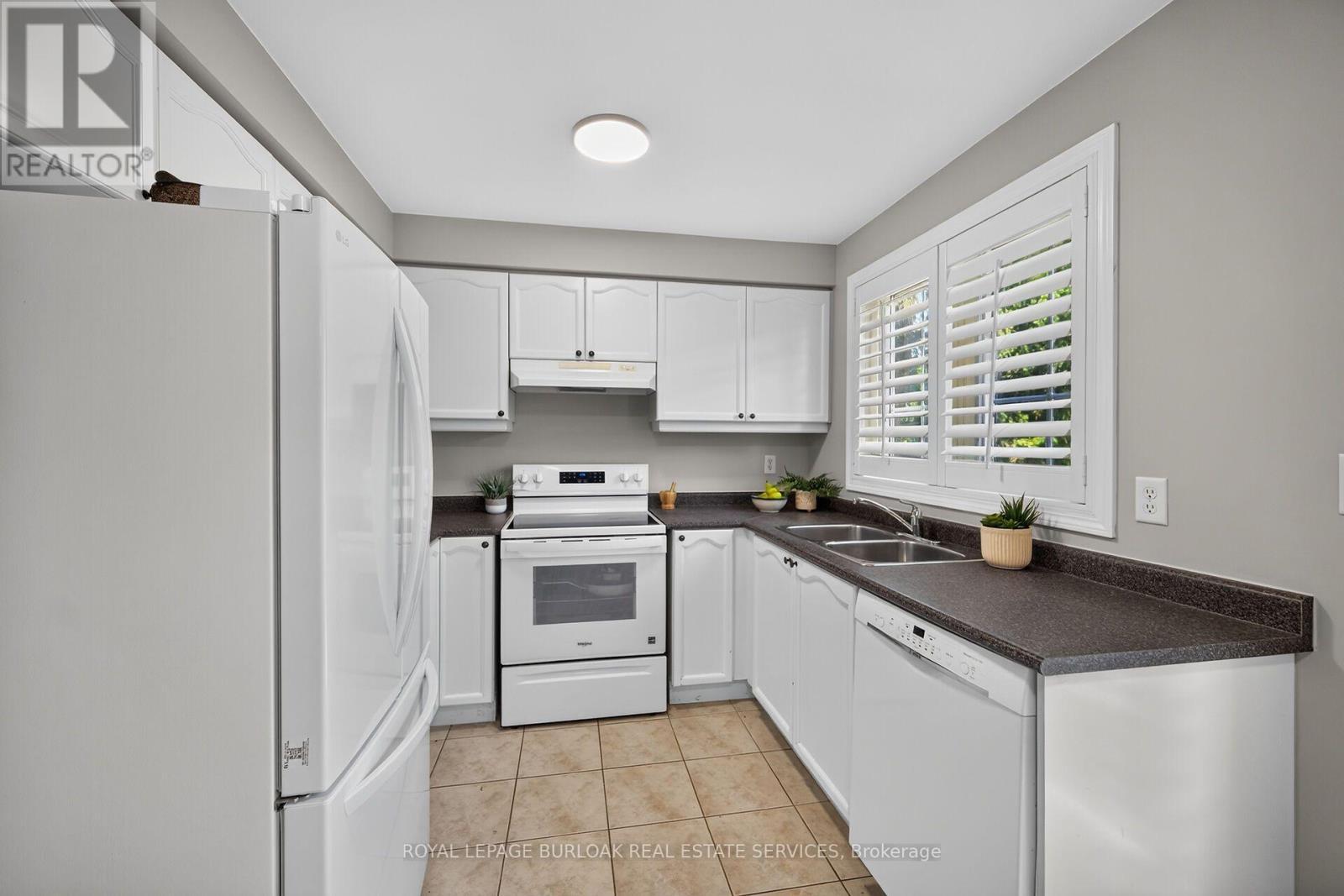 5660 Rosaline Road, Burlington, ON - Indoor Photo Showing Kitchen With Double Sink