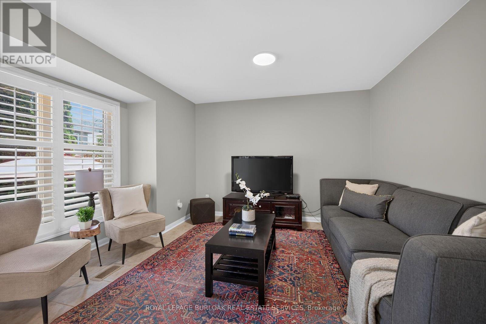 5660 Rosaline Road, Burlington, ON - Indoor Photo Showing Living Room